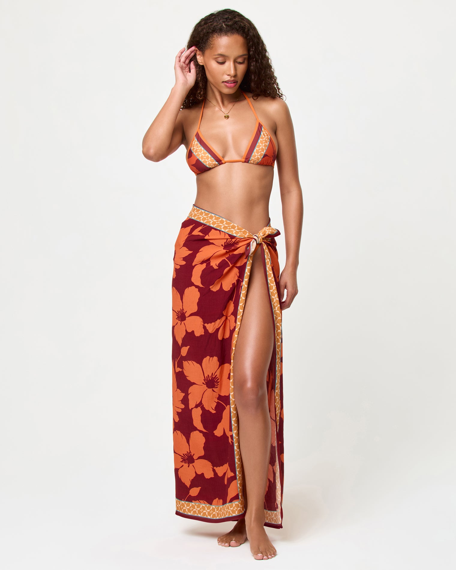 Momi Scarf - Cocobolo Cocobolo | Badge:New Arrival_#B2AC88_#ffffff'
LSPACE Momi scarf in Cocobolo print, front view on model.