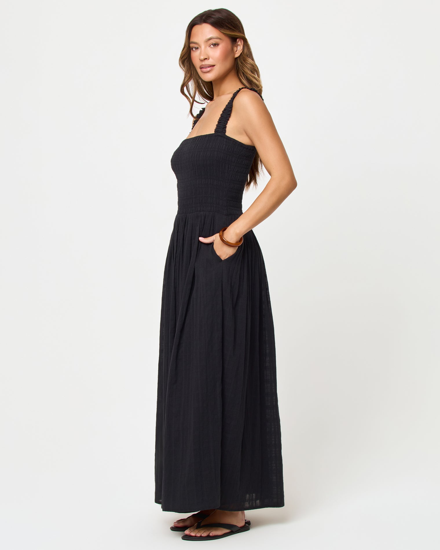 Wren Maxi - Black LSPACE Wren Maxi in black, three-quarter view on model.