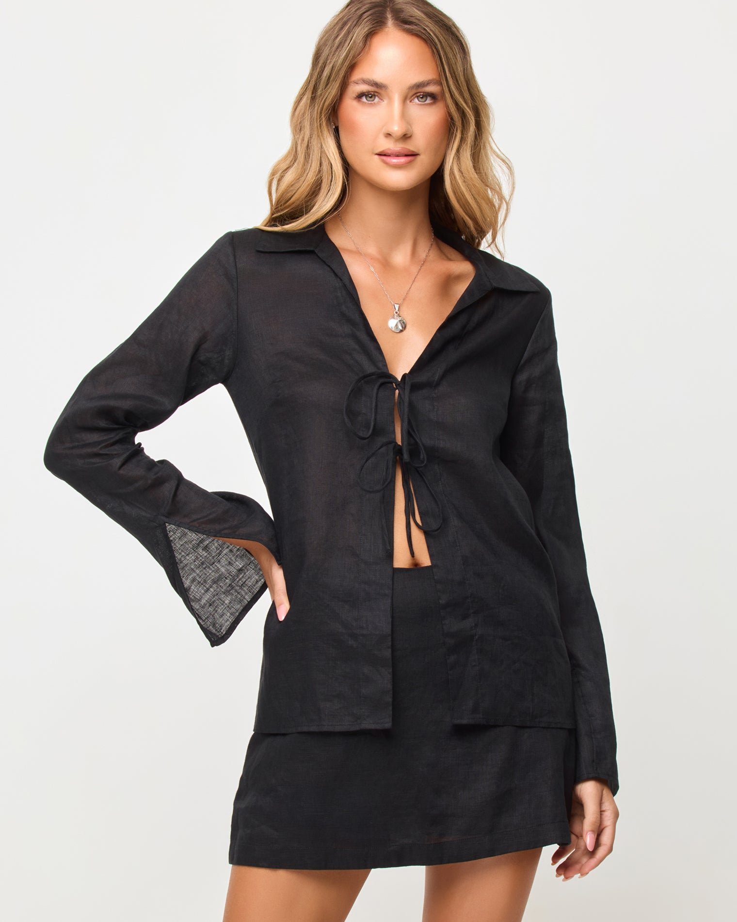 Venice Skort - Black Black | Badge:New Arrival_#B2AC88_#ffffff'
Woman wearing a black outfit with a white background