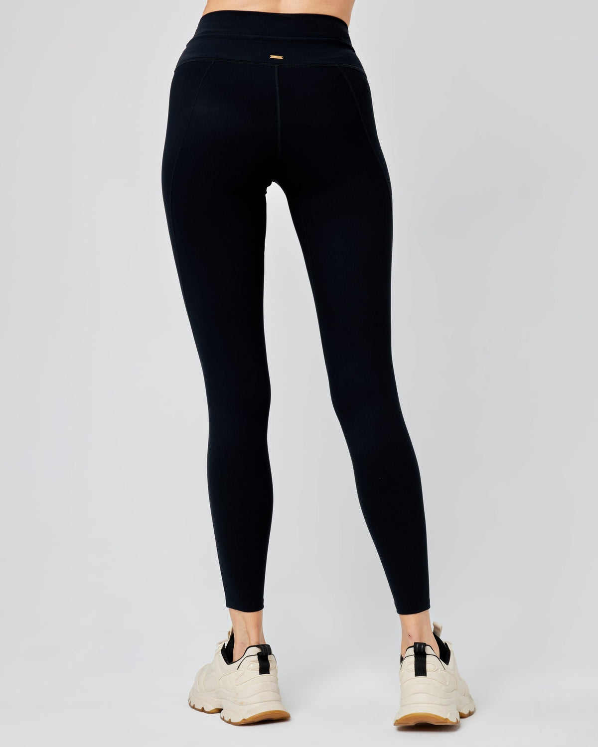 Turner Legging - Black Black | Model: Lura (size: S)