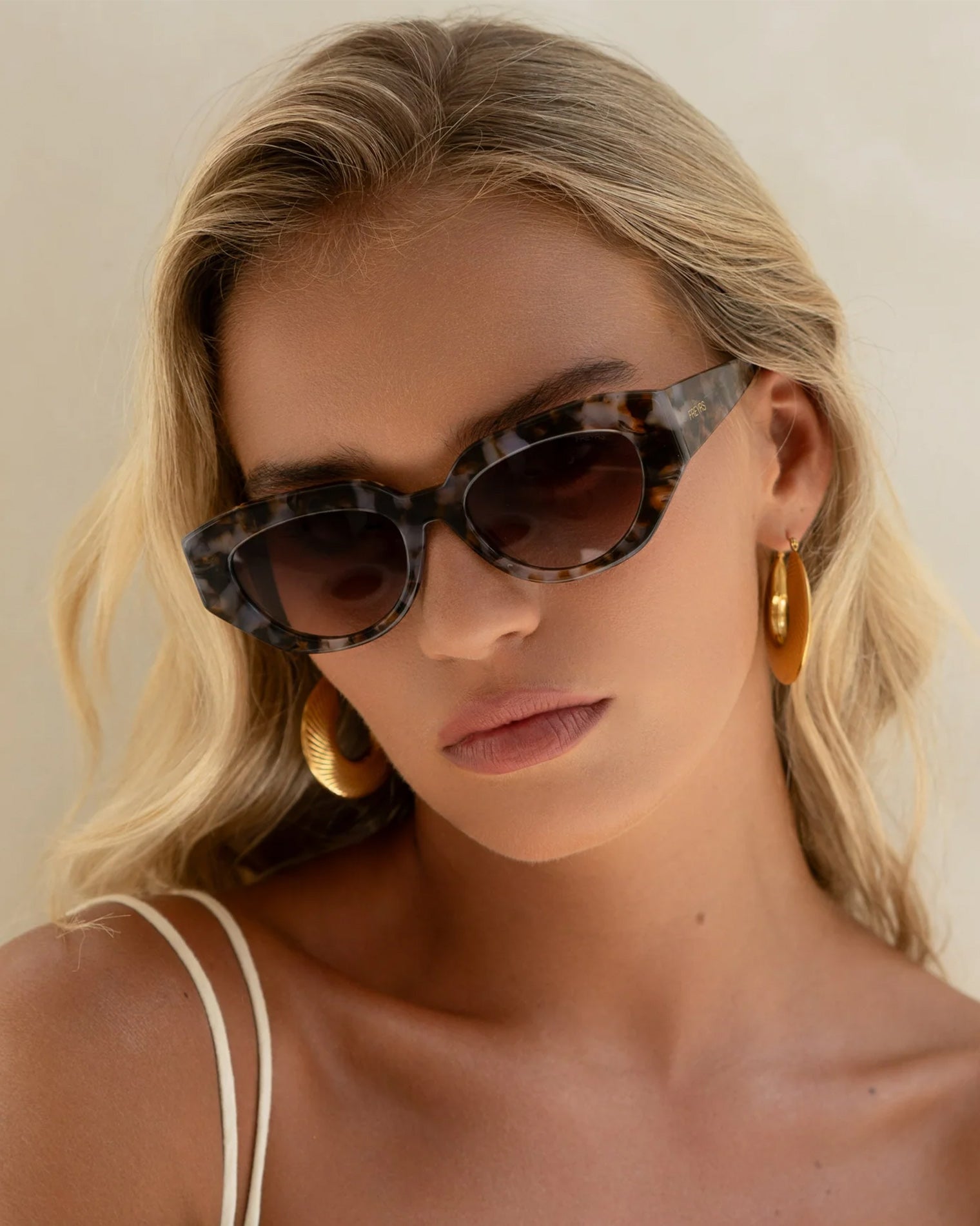 Freyrs Frankie Sunglasses - Brown Close-up of model wearing the Freyrs Frankie Sunglasses in brown.