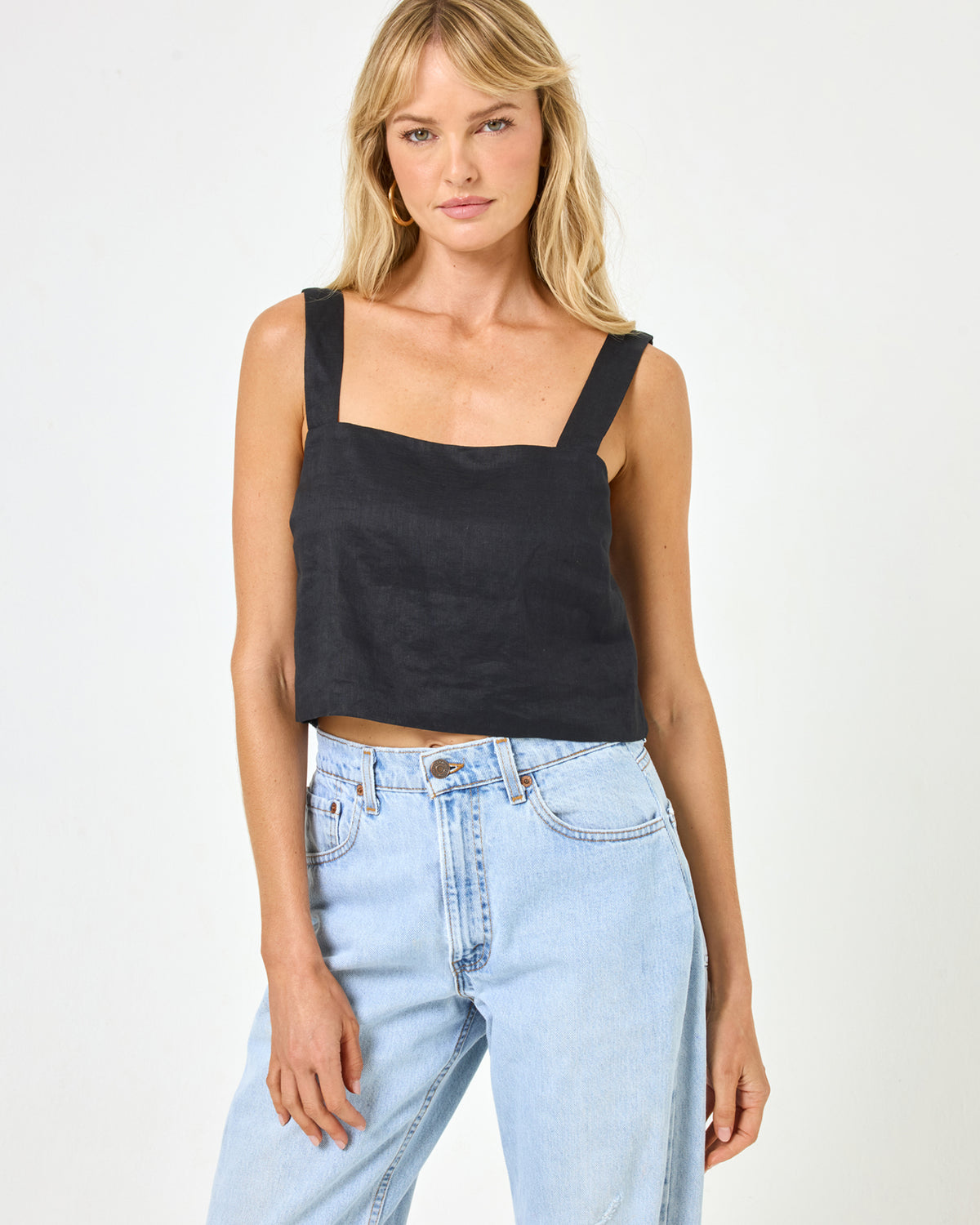 Long Island Top - Black Black | Model: Lura (size: S)