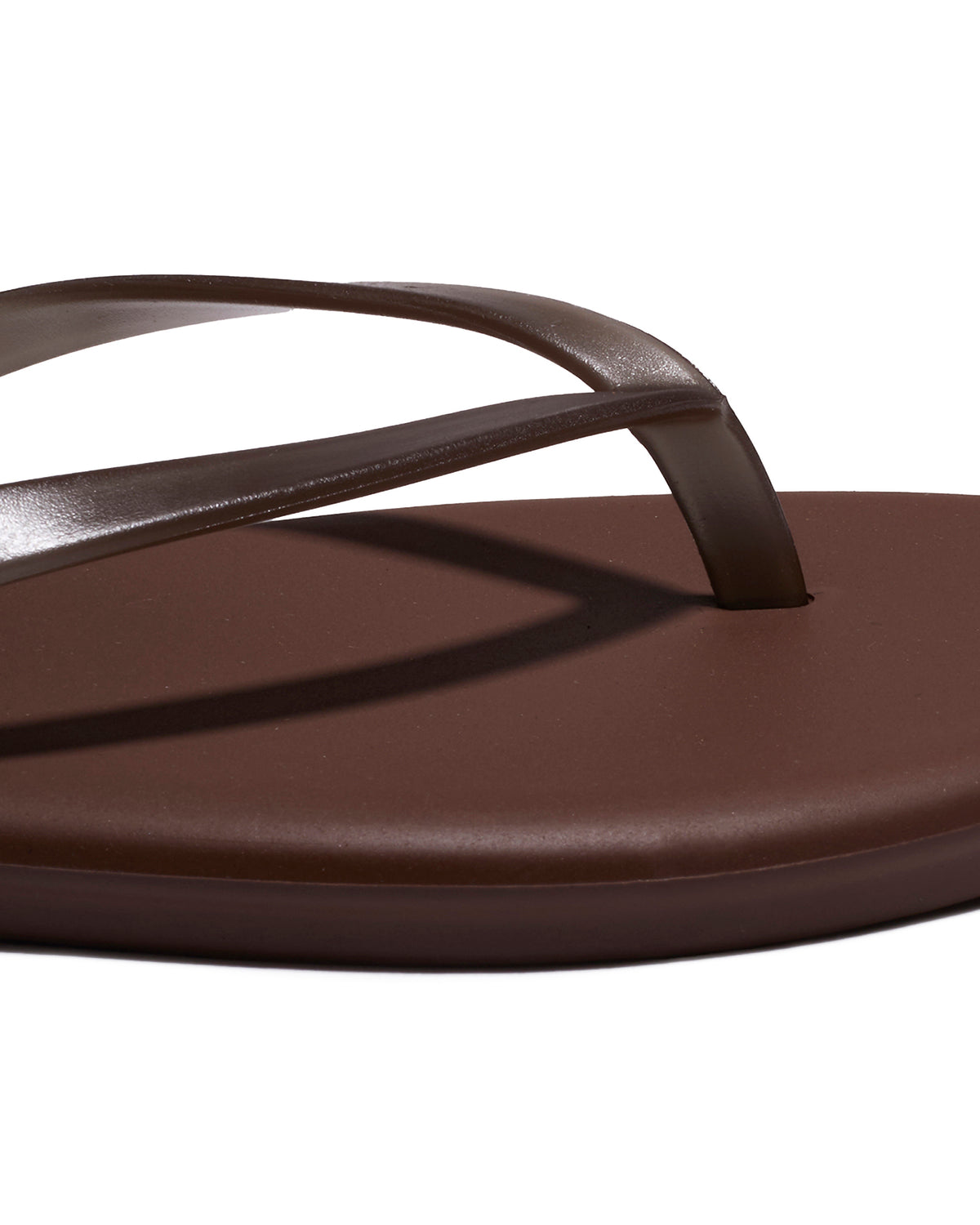 TKEES Aqua Sandals - Brown Close-up of the brown leather thong strap and footbed detail on the TKEES Aqua Sandals.