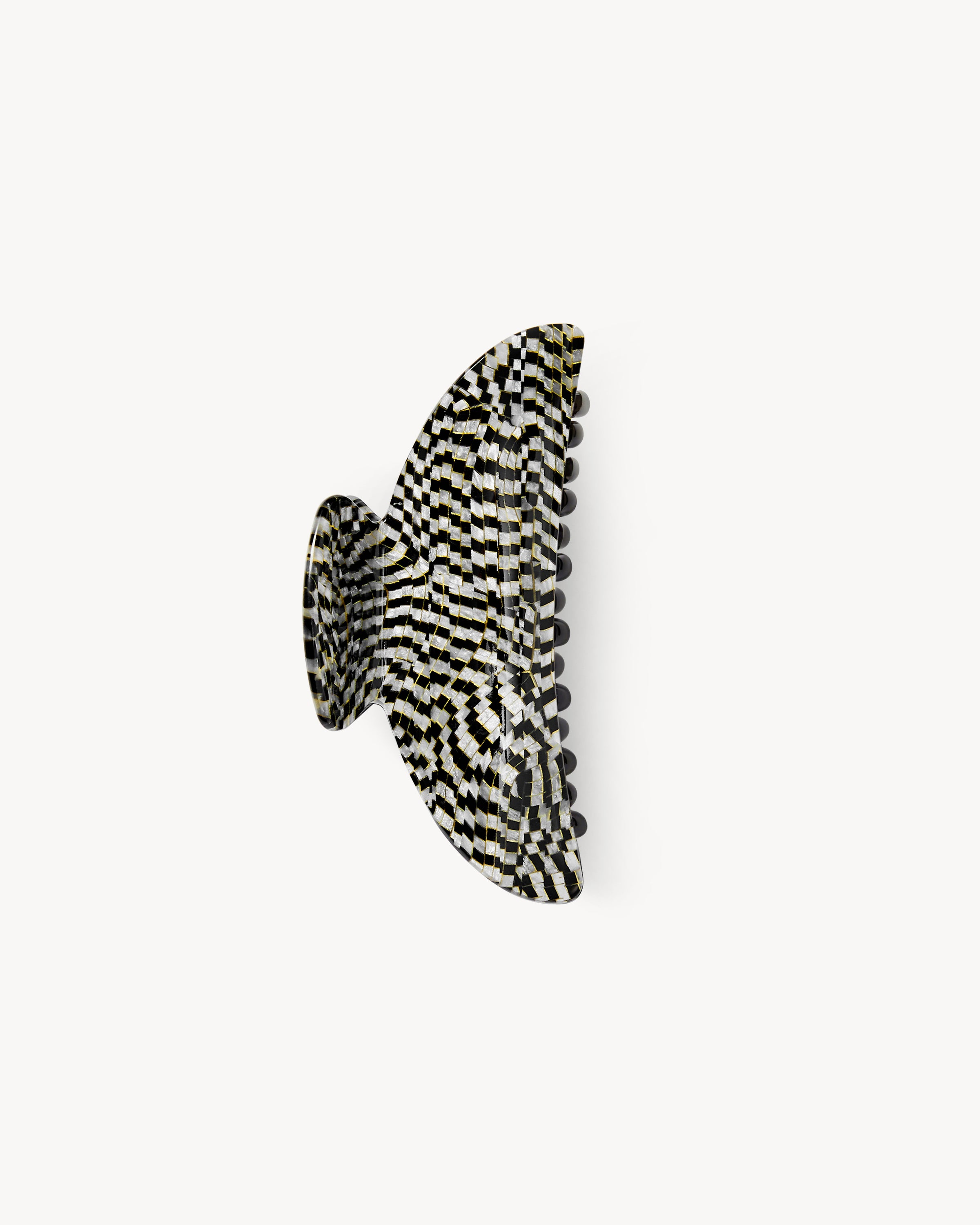 Machete Midi Claw - Perle Noir Off-model side profile view of the Machete Midi Claw in perle noir, showing the black and white checkerboard acetate pattern.