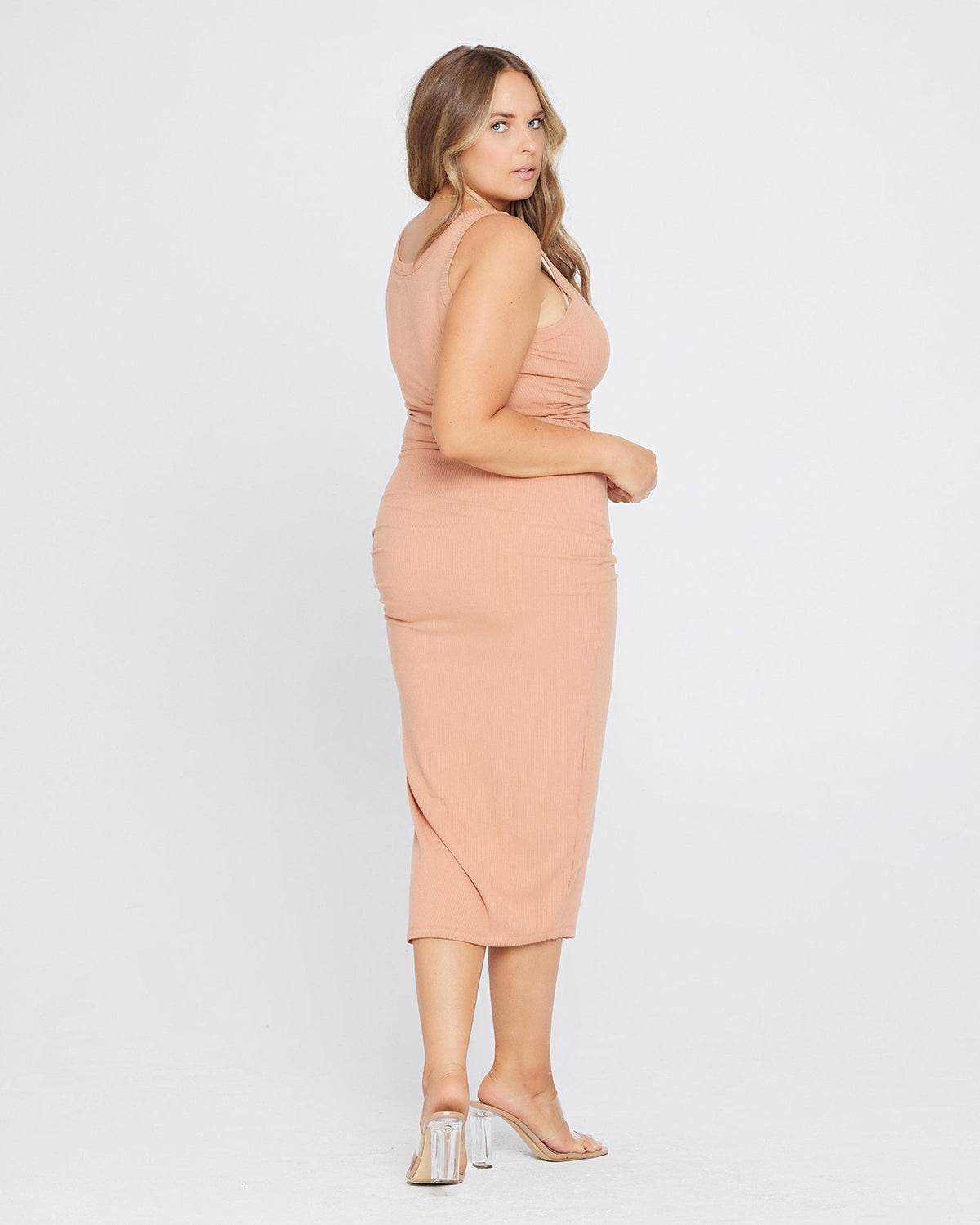 Sandpiper Ribbed Midi Dress - Putty Putty | Model: Ali (size: XL)