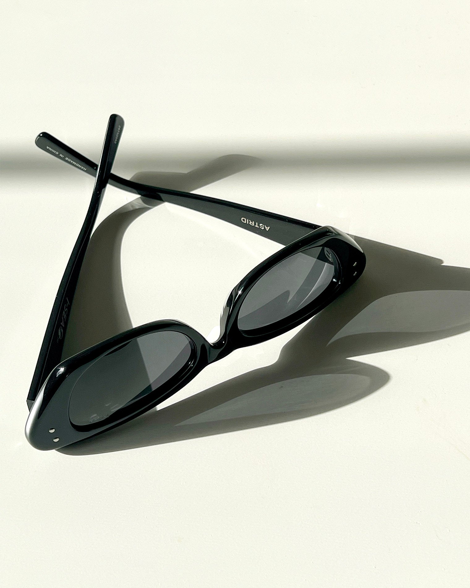 I-SEA Astrid Sunglasses - Black Black | Hover