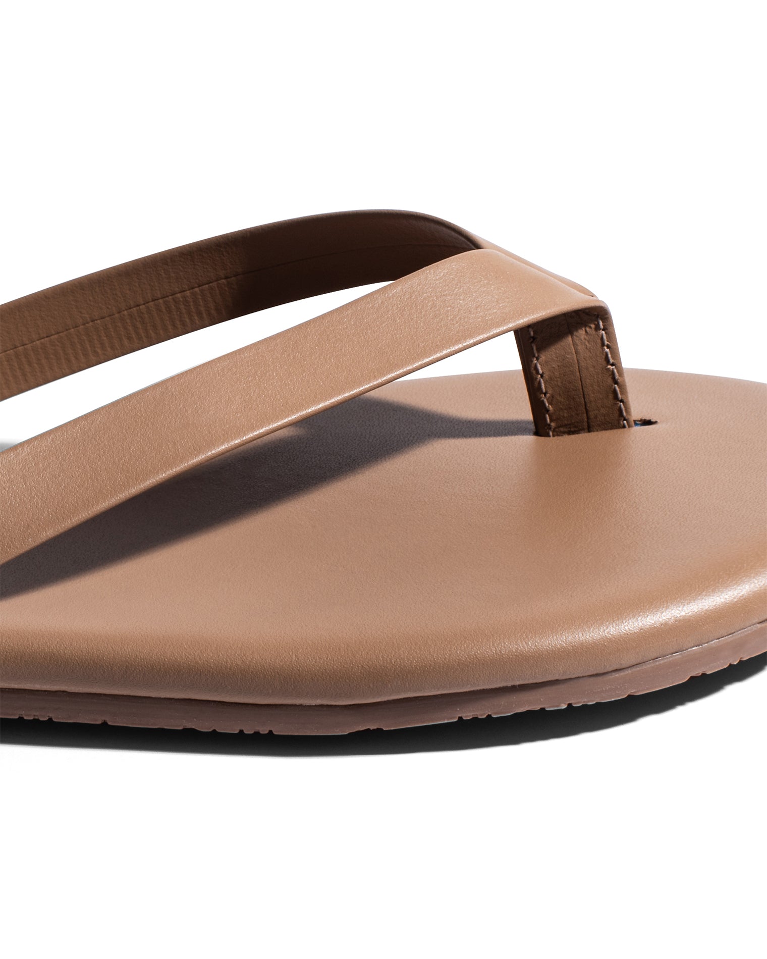 TKEES Boyfriend Sandals - Beach Bum Close-up of the TKEES Boyfriend Sandals in beach bum showing the thong strap and warm tan leather footbed detail.