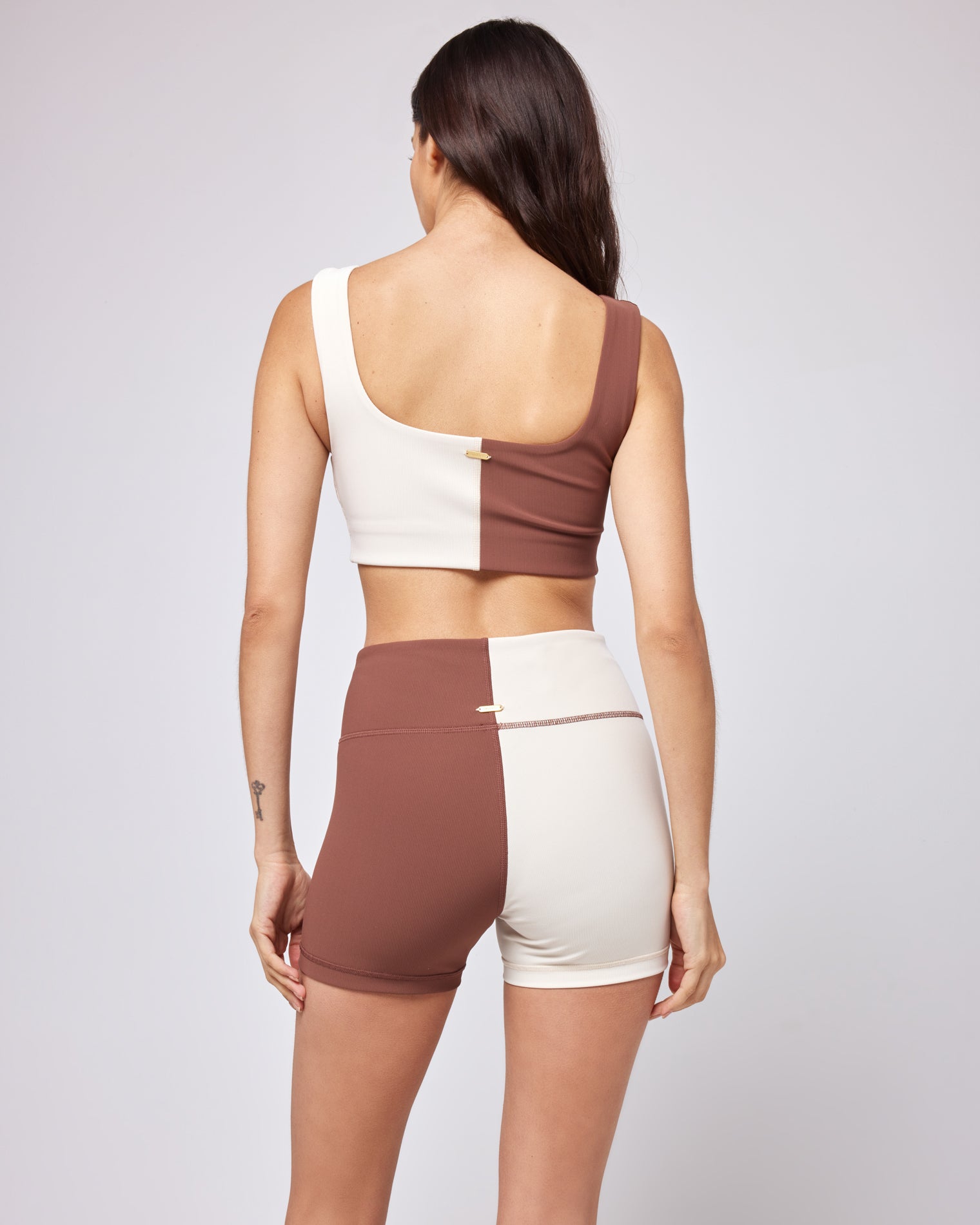Ribbed Back Beat Crop Cafe | Model: Julianna (size: S)