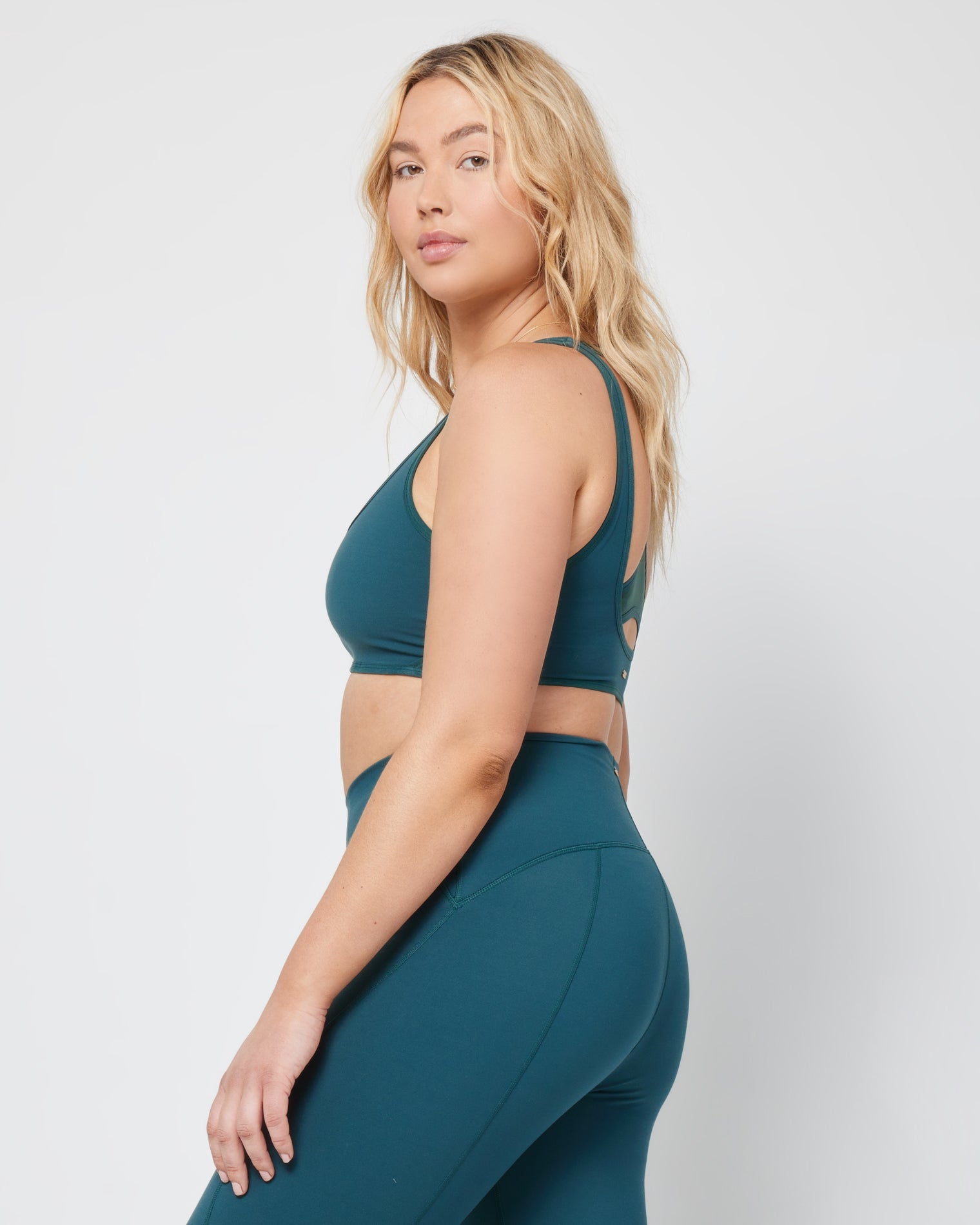 Inhale Crop Ultramarine | Model: Sydney (size: XL)