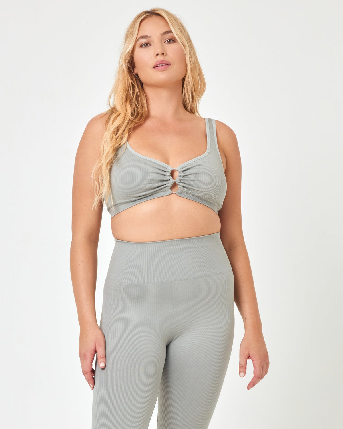 Simmons Legging Sage | Model: Sydney (size: XL)