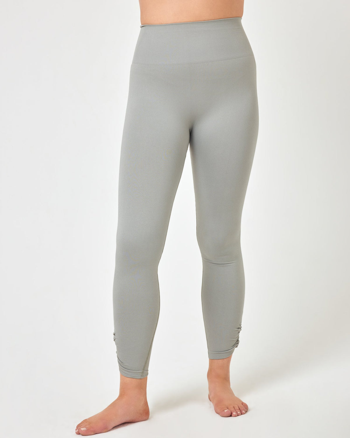Simmons Legging Sage | Model: Sydney (size: XL)