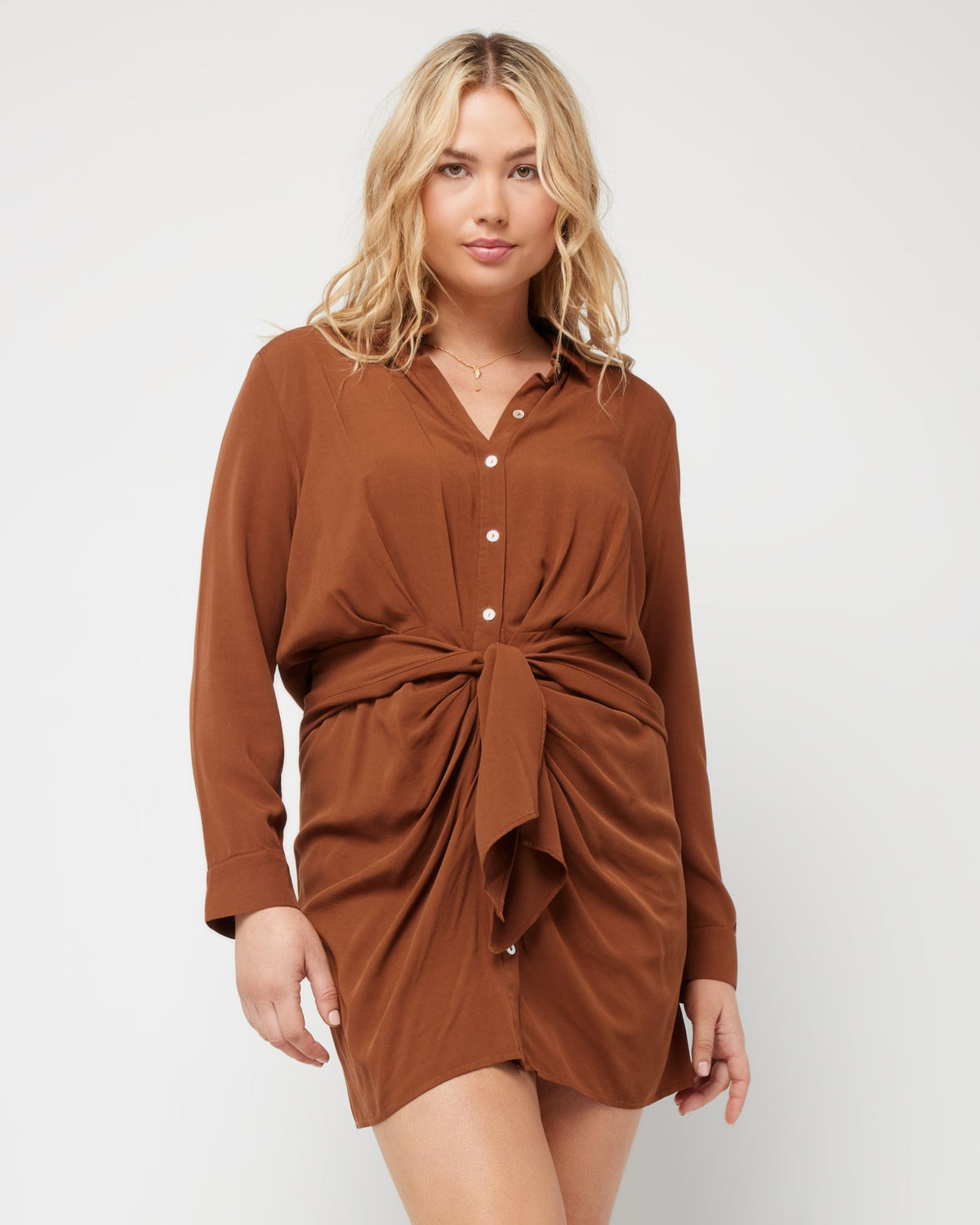 Aura Dress Coffee | Model: Sydney (size: XL)