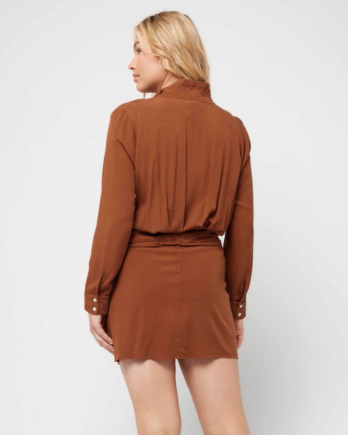 Aura Dress Coffee | Model: Sydney (size: XL)