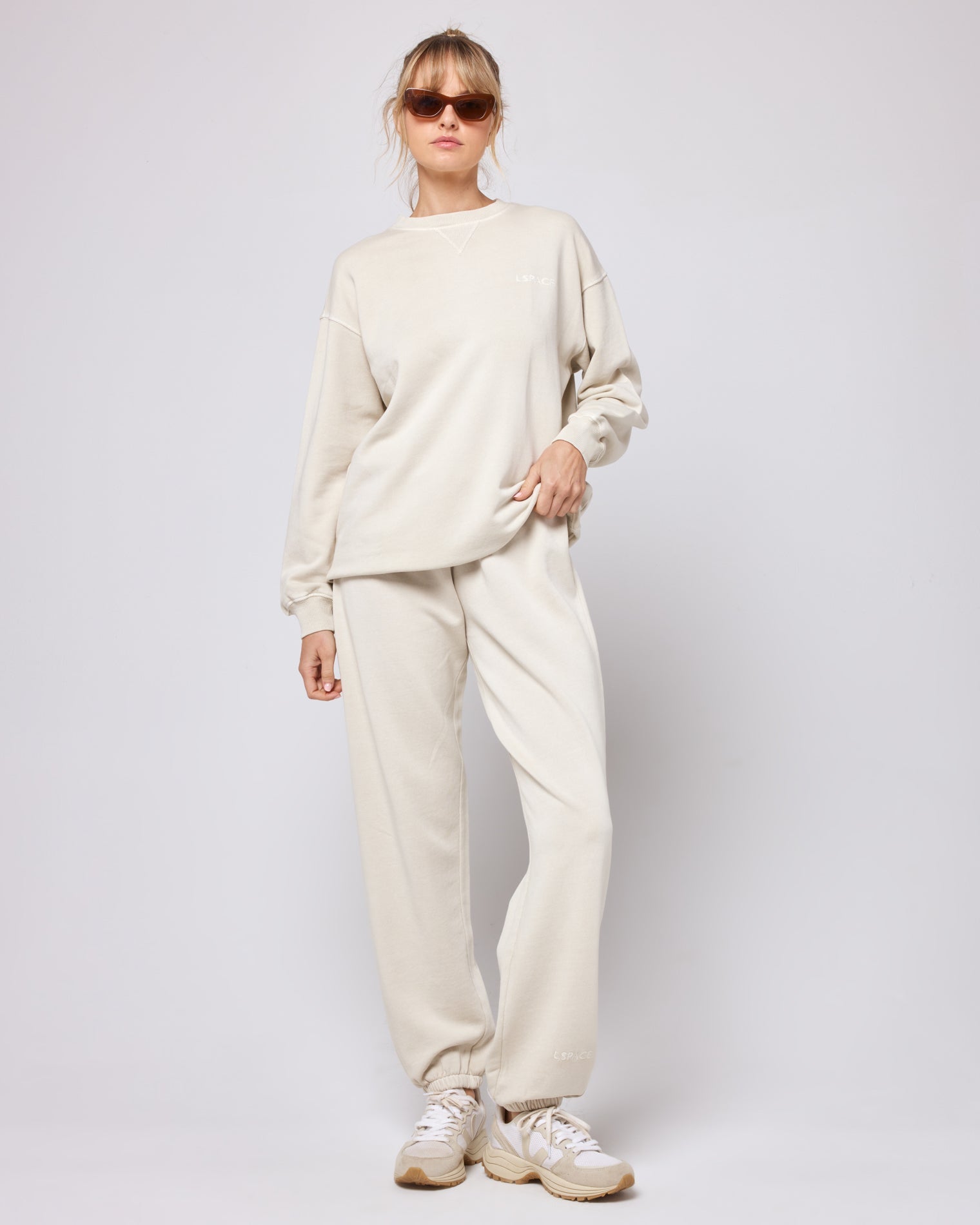 Victory Pullover Bone | Model: Lura (size: S)