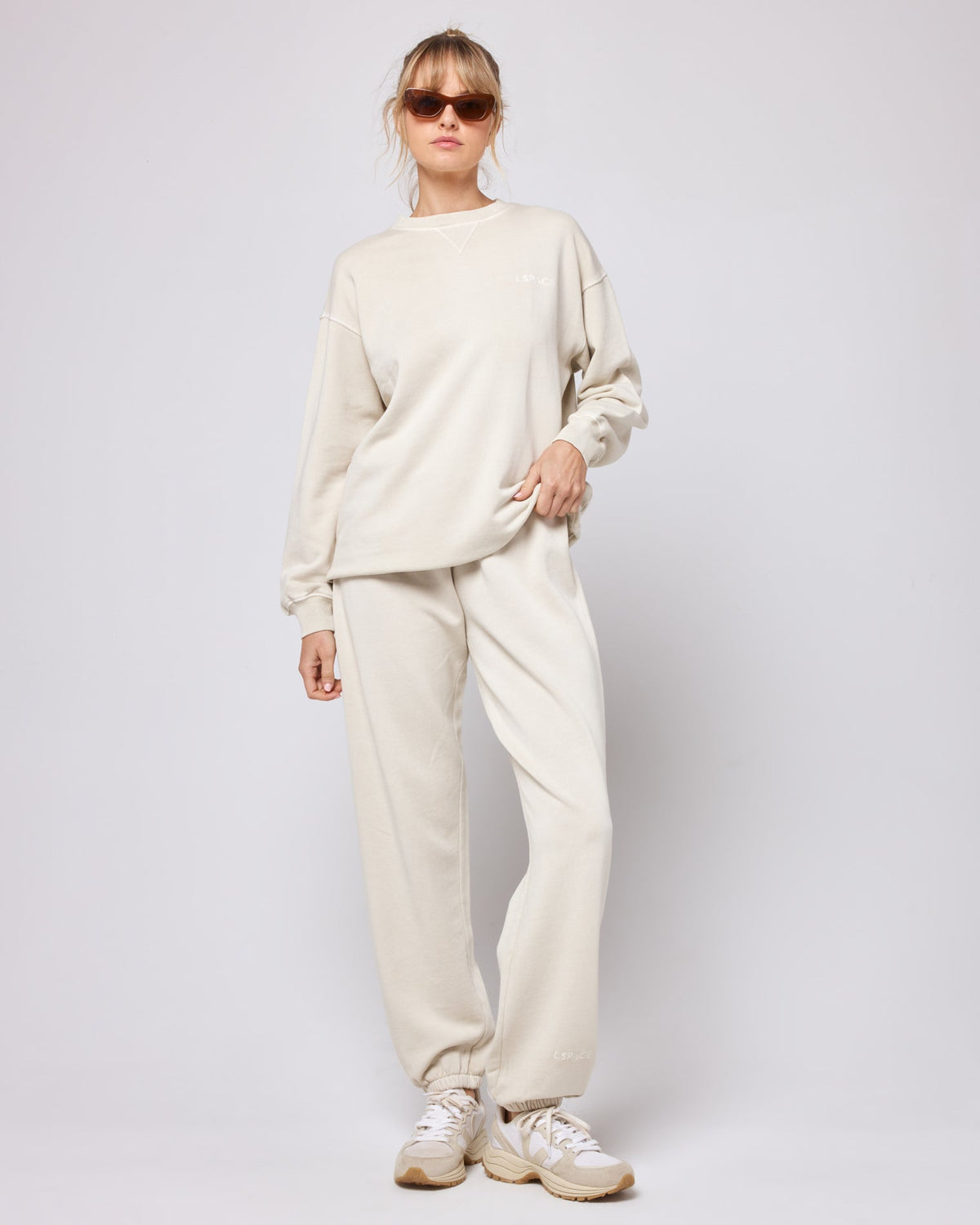 Victory Pullover Bone | Model: Lura (size: S)