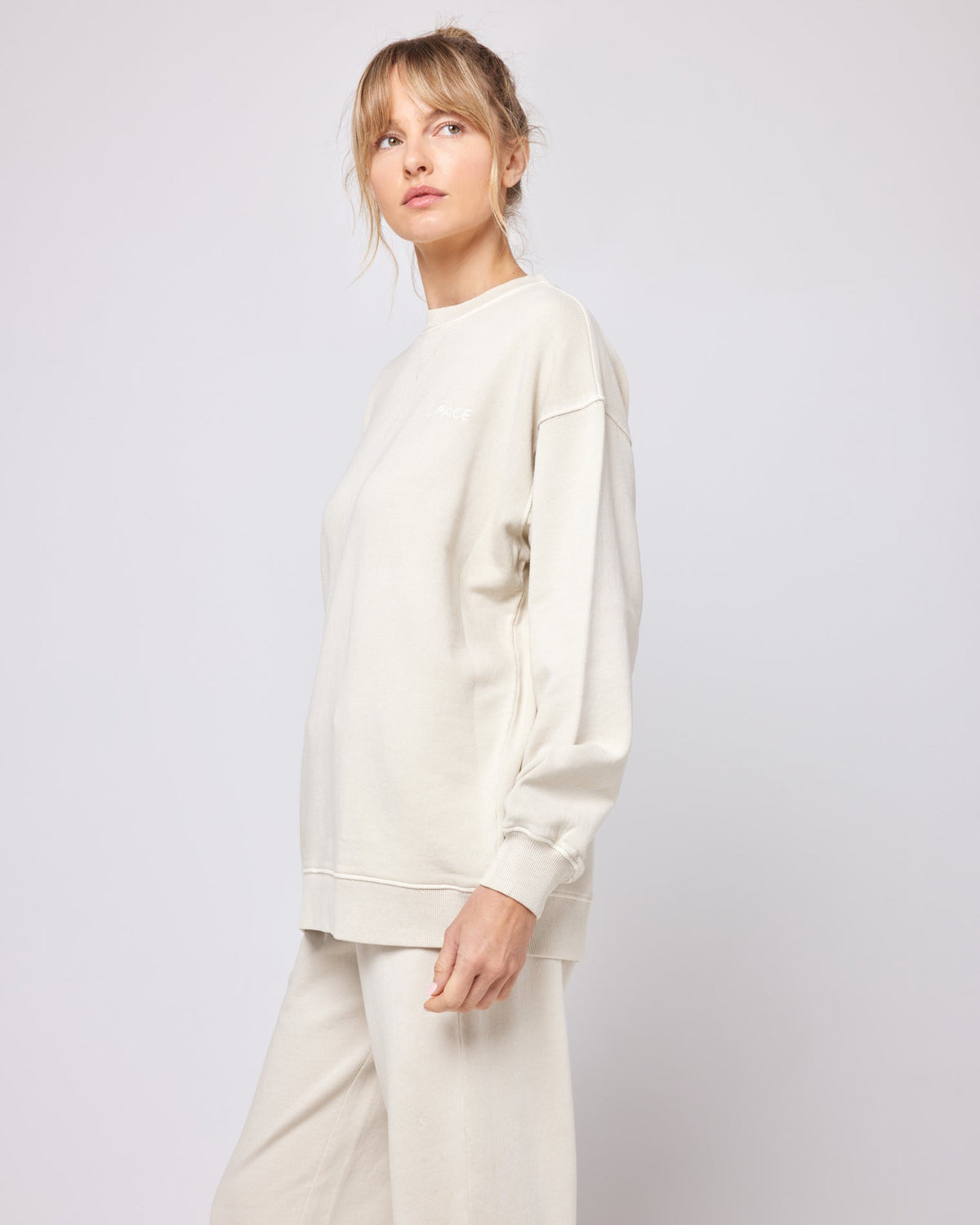 Victory Pullover Bone | Model: Lura (size: S) | Hover