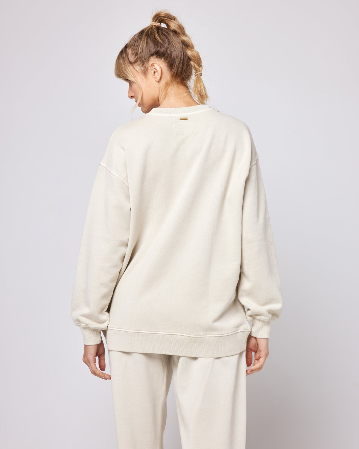 Victory Pullover Bone | Model: Lura (size: S)