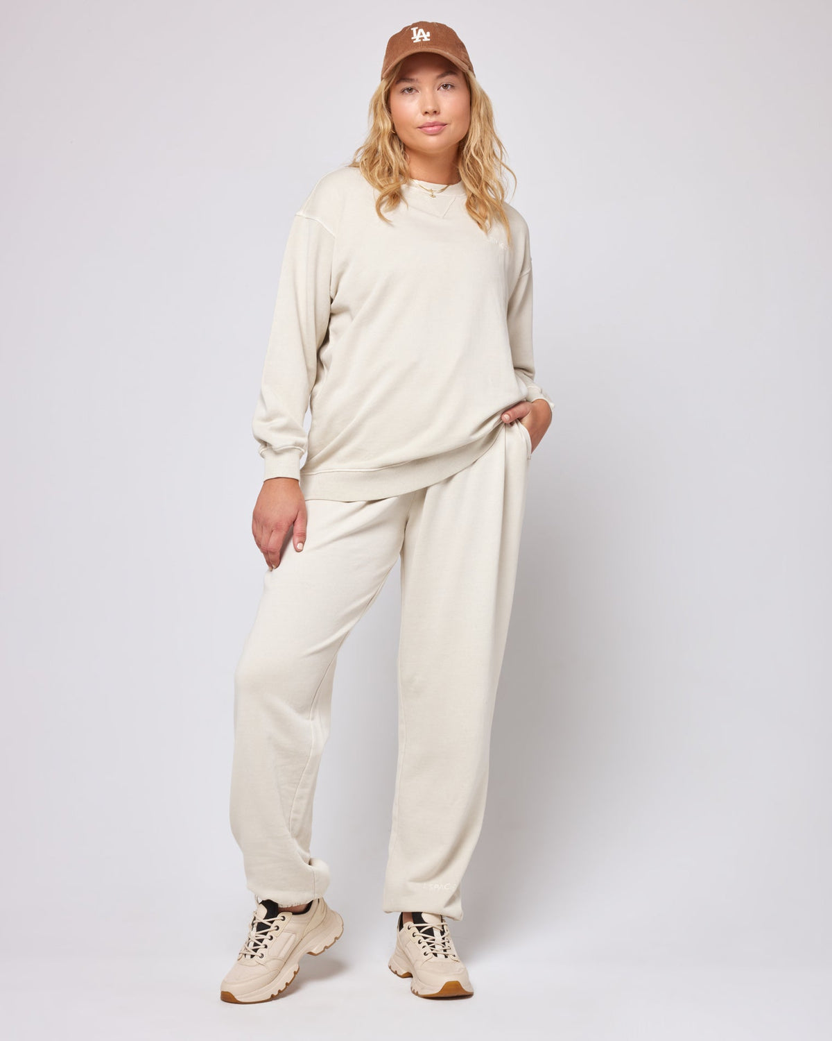 Victory Pullover Bone | Model: Sydney (size: XL)