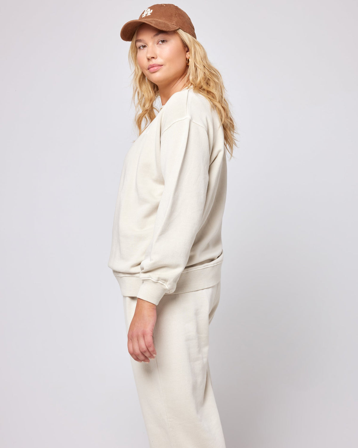 Victory Pullover Bone | Model: Sydney (size: XL)