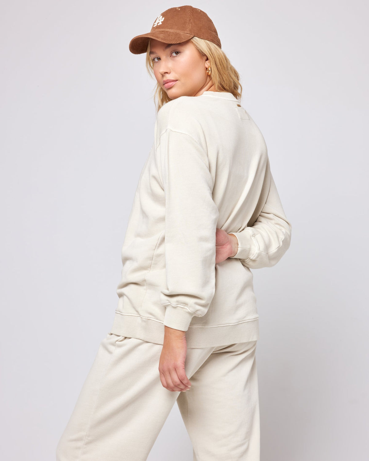 Victory Pullover Bone | Model: Sydney (size: XL)