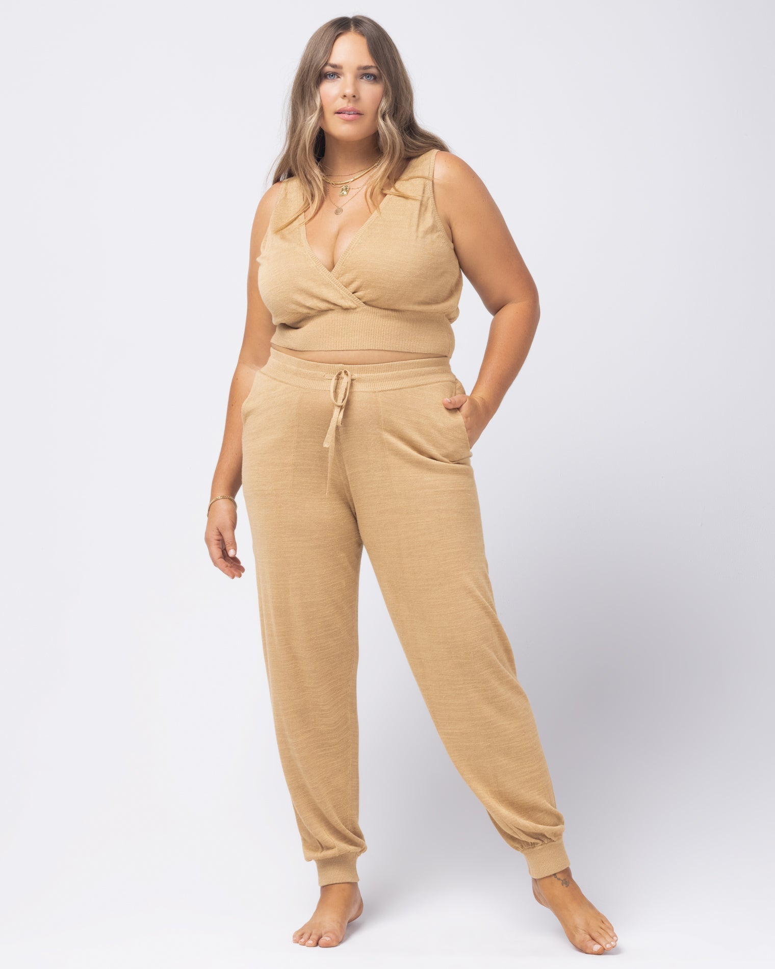 Azores Pant Toffee | Model: Ali (size: XL)
