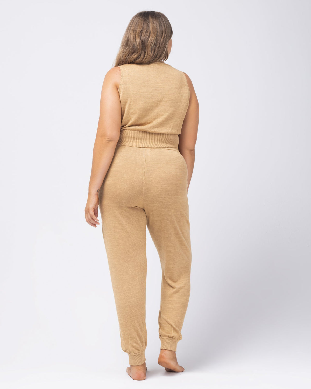 Azores Pant Toffee | Model: Ali (size: XL)