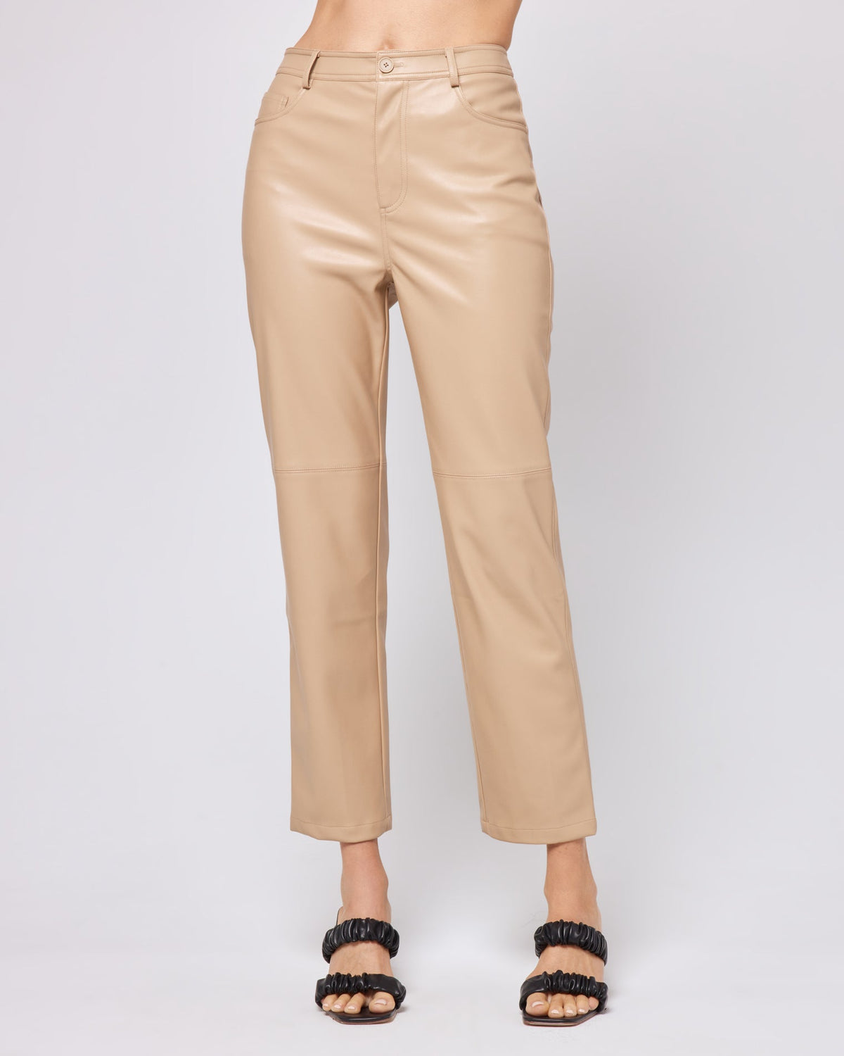 Quincey Pant Latte | Model: Lura (size: S)