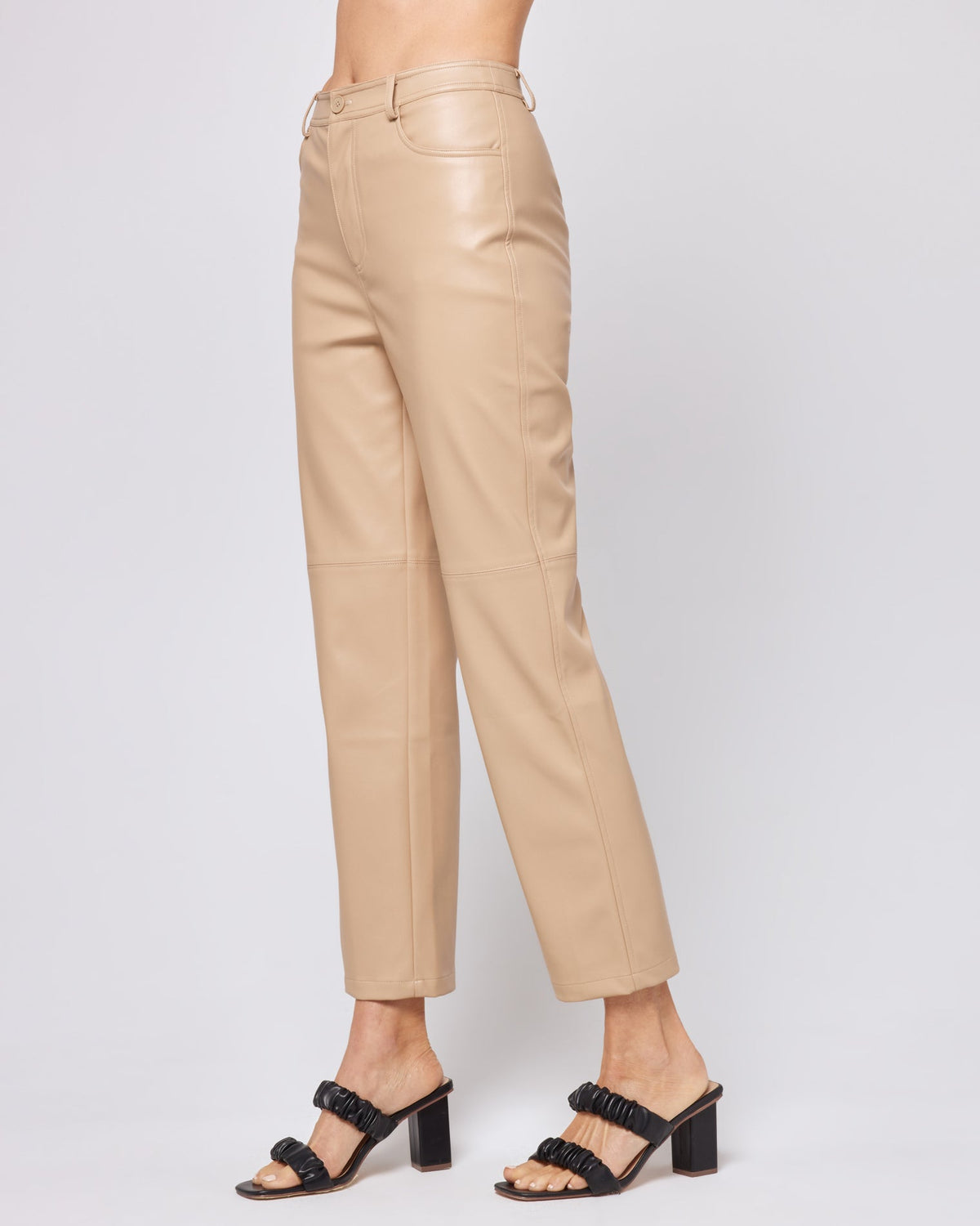 Quincey Pant Latte | Model: Lura (size: S)