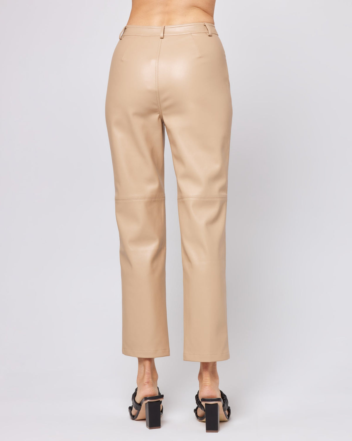 Quincey Pant Latte | Model: Lura (size: S)
