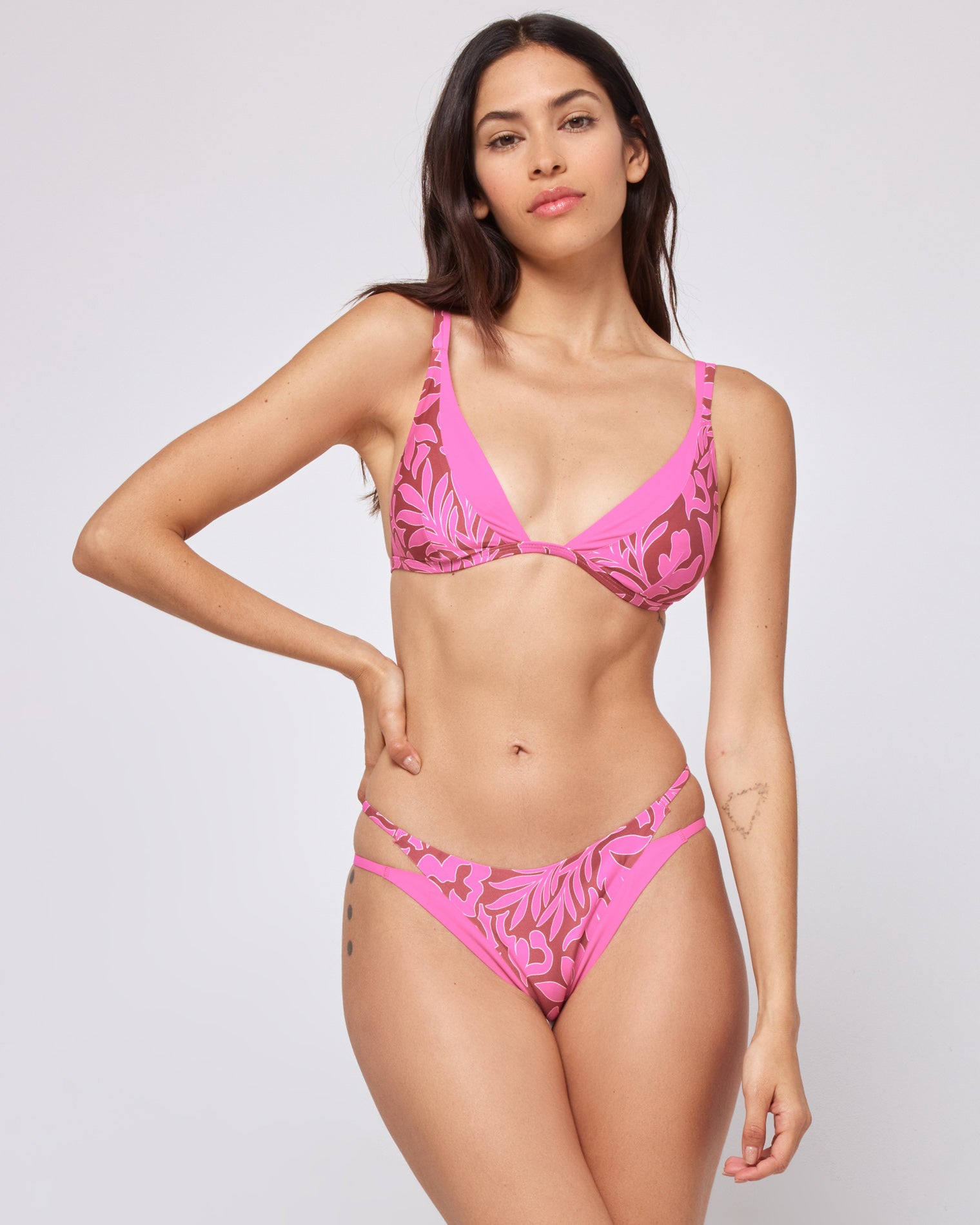 Printed Seam-Free Finneas Bikini Top Tiki Tiki | Model: Juliana (size: S)