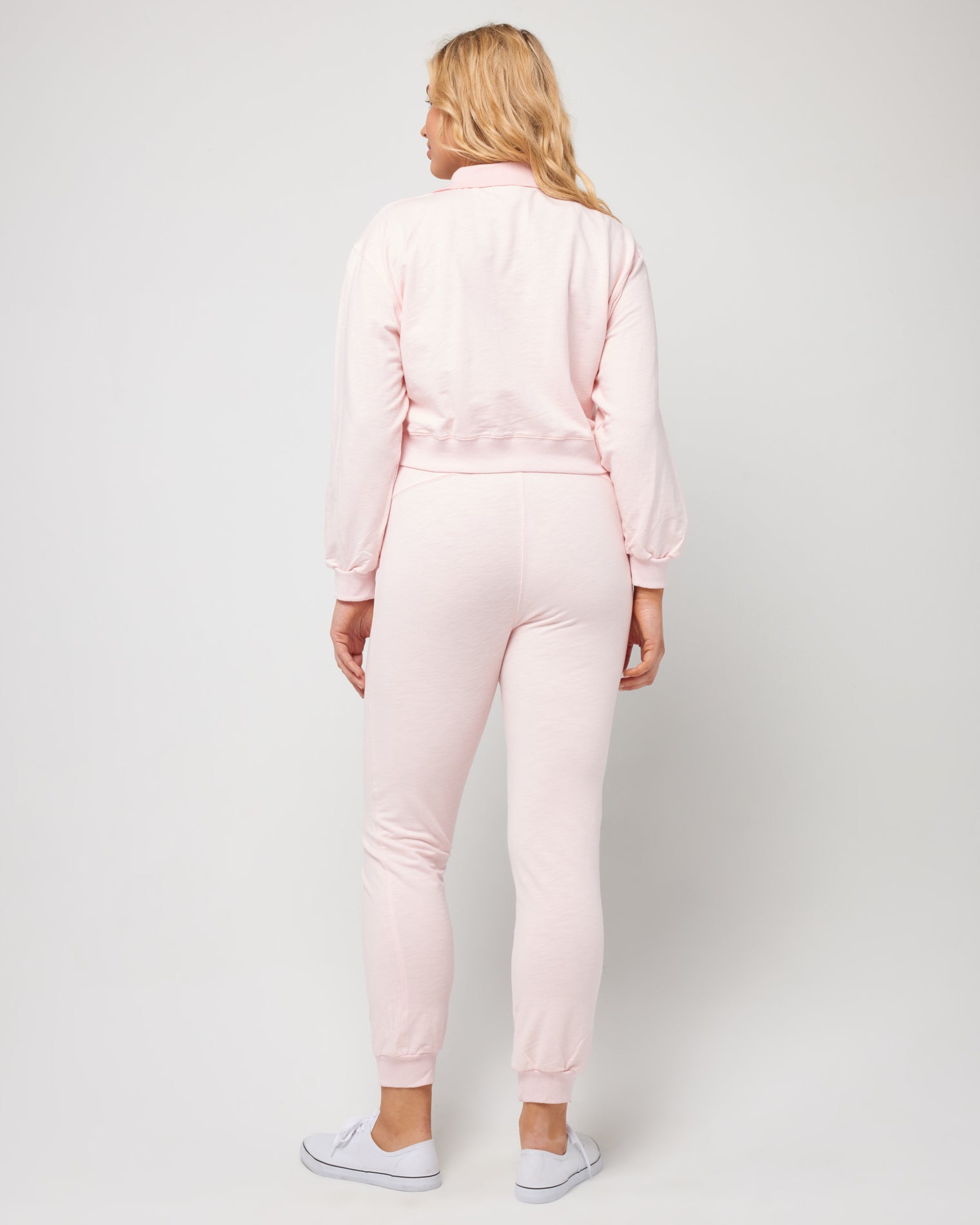 Livin Is Easy Pullover Rose Quartz | Model: Sydney (size: XL)