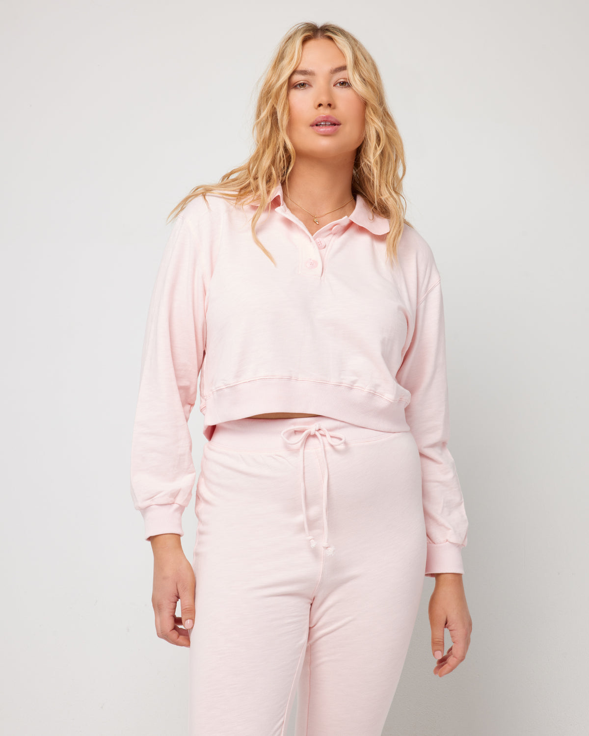 Livin Is Easy Pullover Rose Quartz | Model: Sydney (size: XL) | Hover