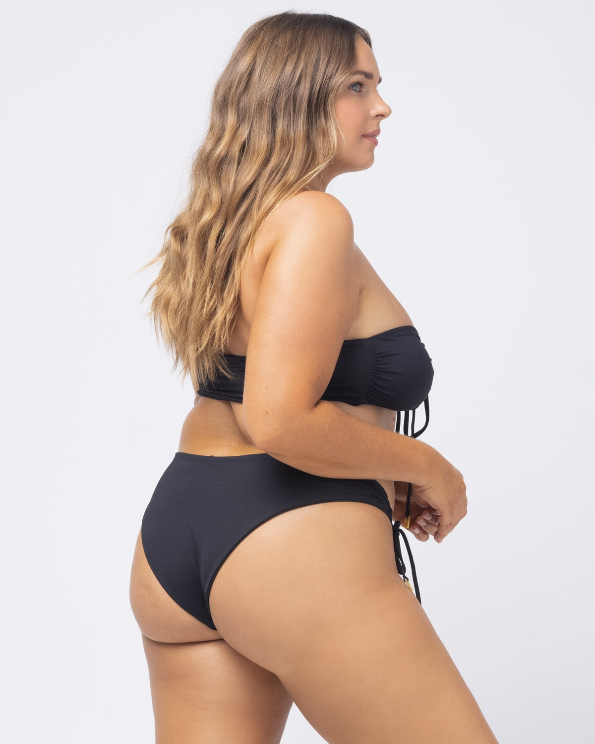 Dawn Bikini Top Black | Model: Ali (size: XL)