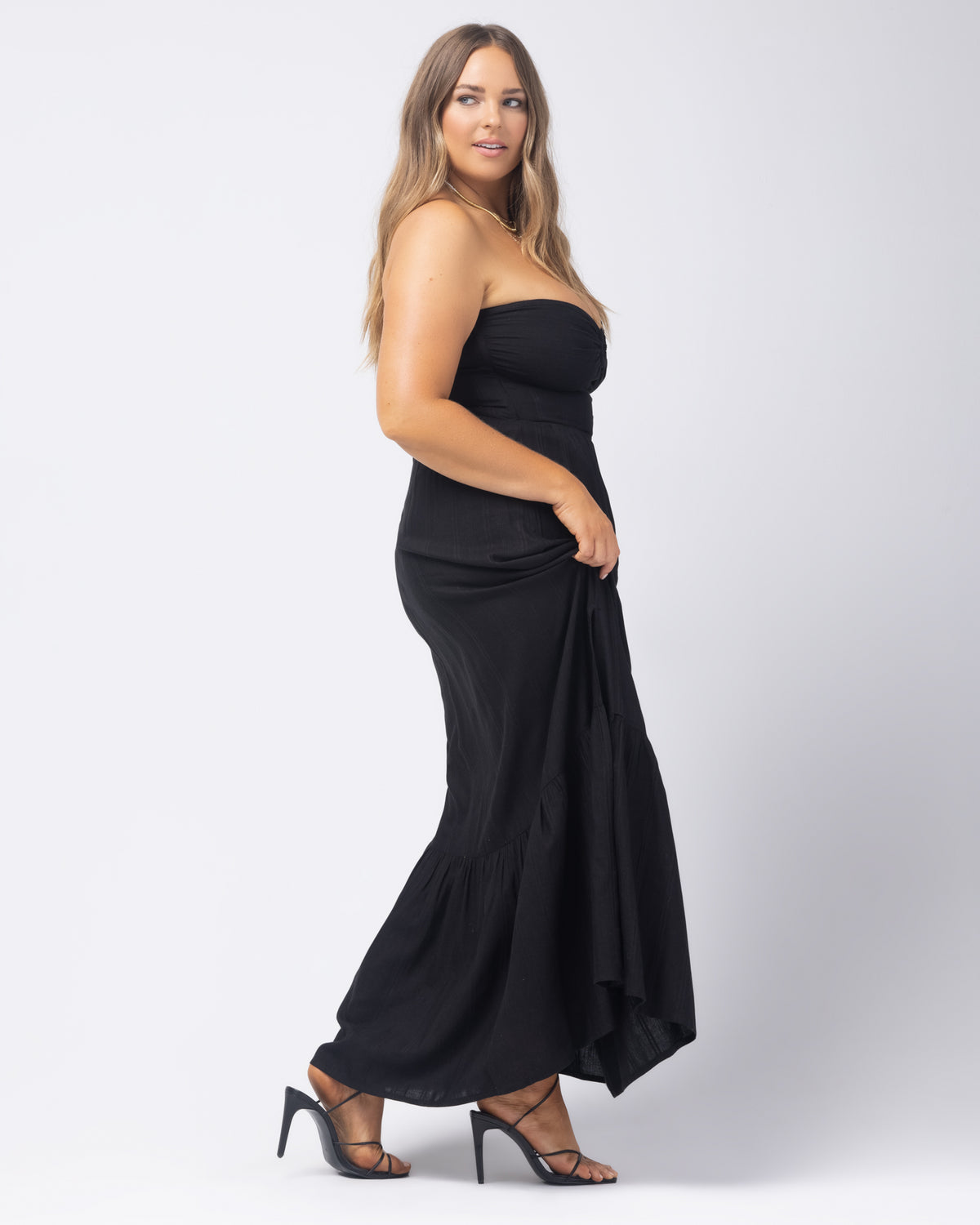 Melody Dress - Black Black | Model: Ali (size: XL)
