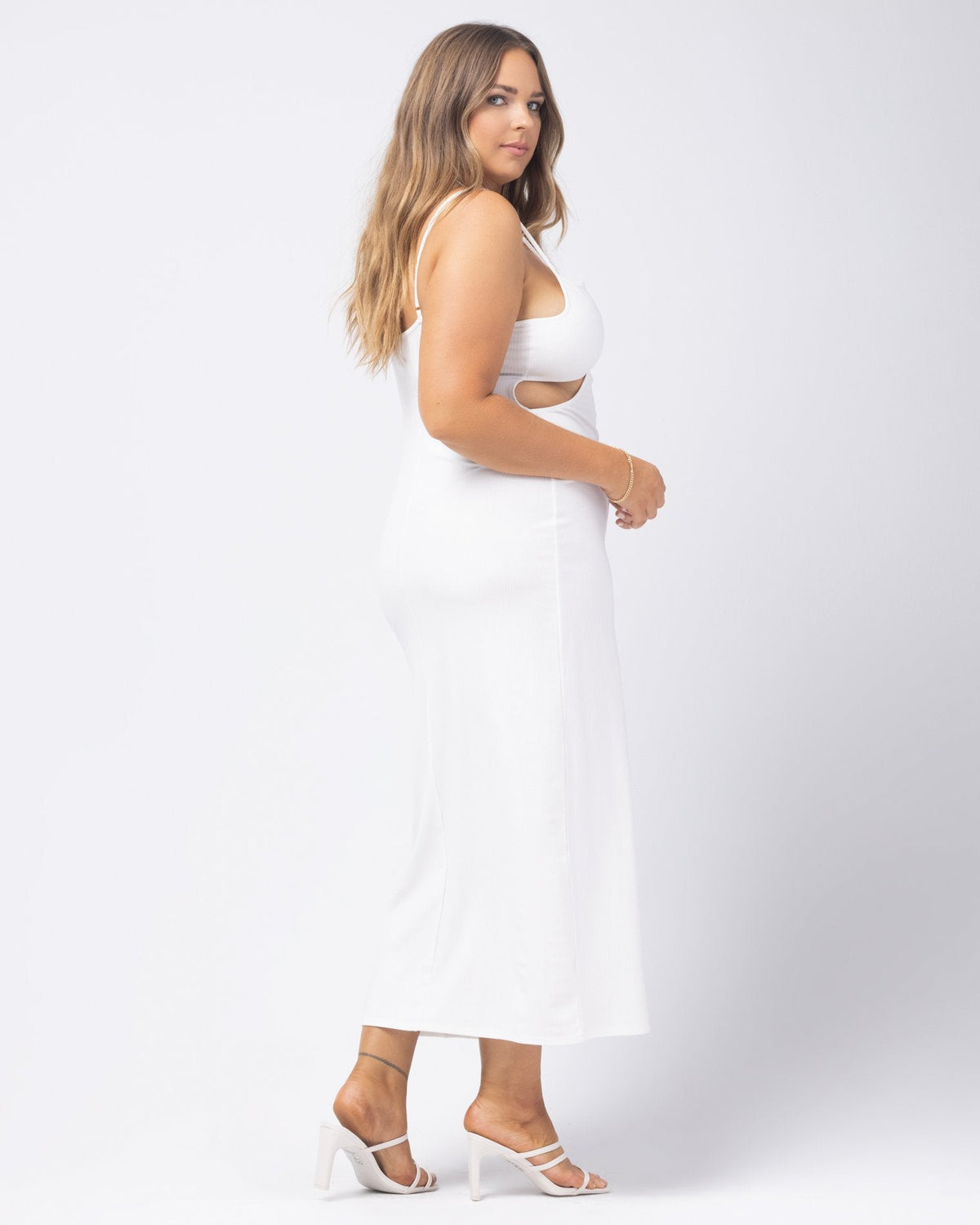Naomi Dress Cream | Model: Ali (size: XL) | Hover