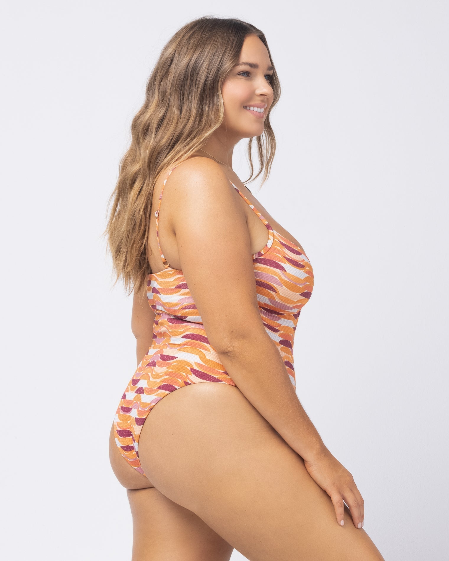 Shimmer Printed Roxanne One Piece Swimsuit The Wedge | Model: Ali (size: XL)